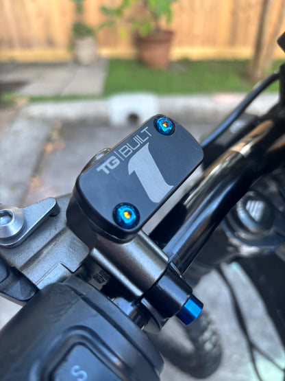 UB Cap Reservoir bolts