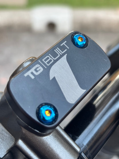 UB Cap Reservoir bolts